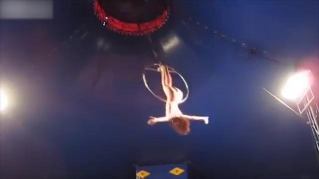 Kadın akrobat gösteri sırasında yere çakıldı
