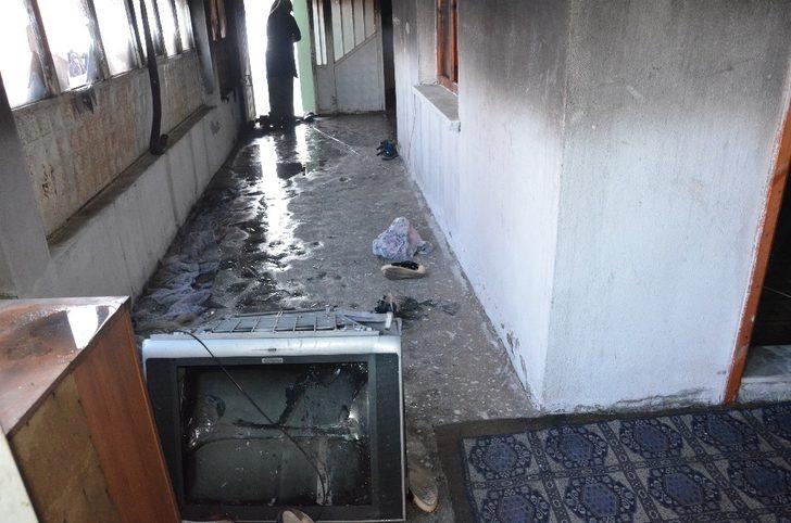 Bacadan düşen kıvılcım evi kullanılamaz hale getirdi G4