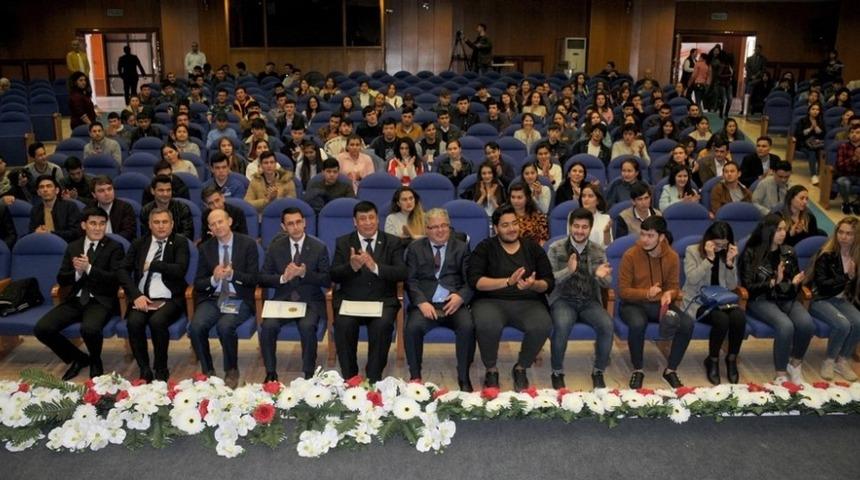 T&uuml;rkmenistan B&uuml;y&uuml;kel&ccedil;isi OM&Uuml;&rsquo;de okuyan &ouml;ğrencileriyle buluştu