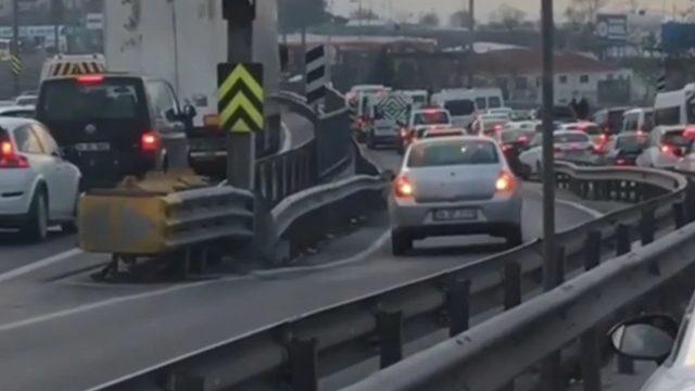 Yoğunluktan kaçmak için trafiği tehlikeye attılar