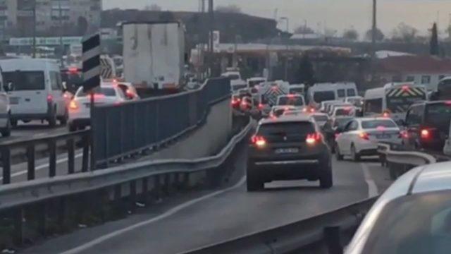 Yoğunluktan kaçmak için trafiği tehlikeye attılar