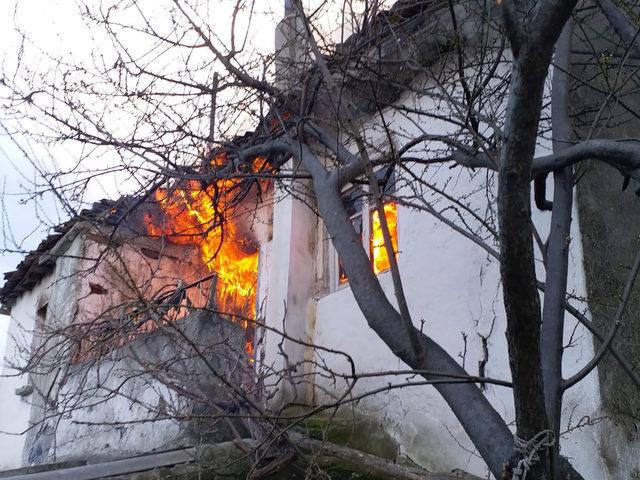 Silivri'de ahşap ev alev alev yandı