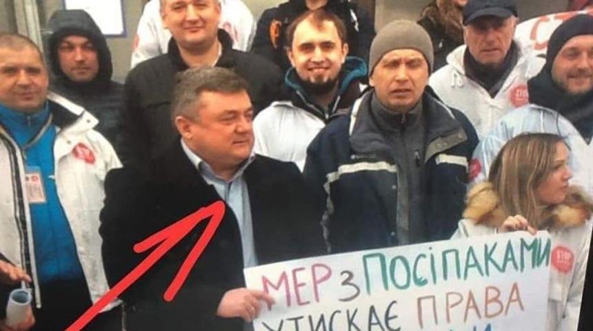 Ukraynalı belediye başkanı kendisi için düzenlenen protestoya katıldı: Kimse tanımadı