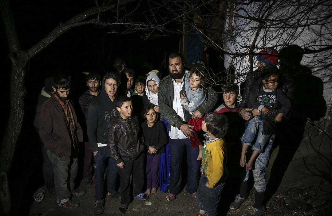 Acı g&ouml;r&uuml;nt&uuml;! Devrilen mum iki evi k&uuml;l etti