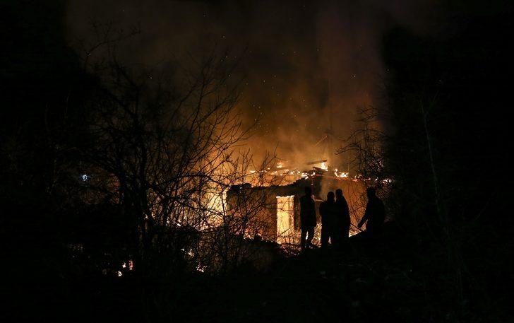 Acı görüntü! Devrilen mum iki evi kül etti Son Dakika Haberler
