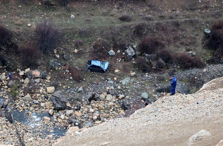 Uçuruma yuvarlanan otomobildeki 2 kişi hayatını kaybetti  G1