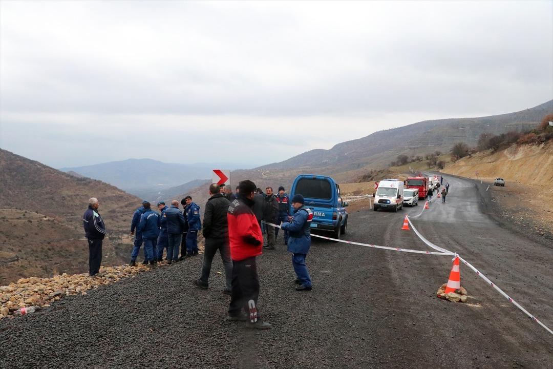 U&ccedil;uruma yuvarlanan otomobildeki 2 kişi hayatını kaybetti 