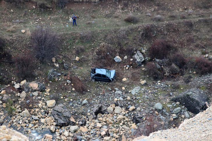 Uçuruma yuvarlanan otomobildeki 2 kişi hayatını kaybetti  G5