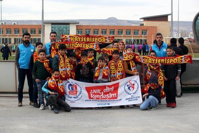 Kayserispor’u  minikler ziyaret etti