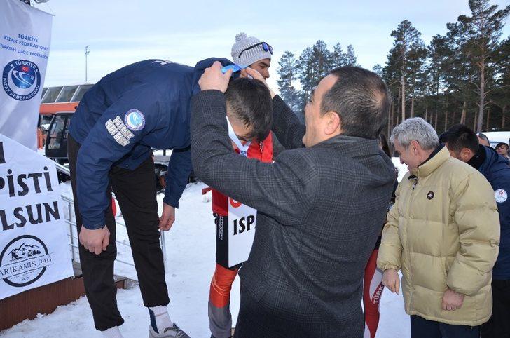 Kulüpler Arası Natürel Kızak Türkiye Şampiyonasında dereceye giren sporcuların madalyaları verildi G3
