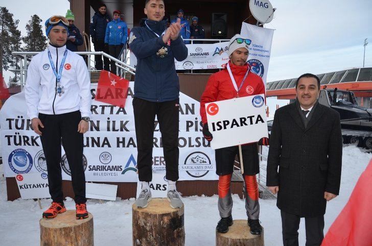 Kulüpler Arası Natürel Kızak Türkiye Şampiyonasında dereceye giren sporcuların madalyaları verildi G4