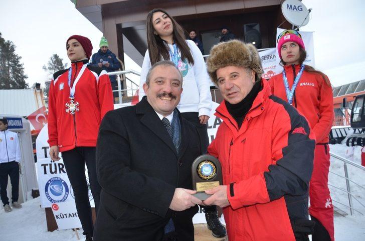 Kulüpler Arası Natürel Kızak Türkiye Şampiyonasında dereceye giren sporcuların madalyaları verildi G5