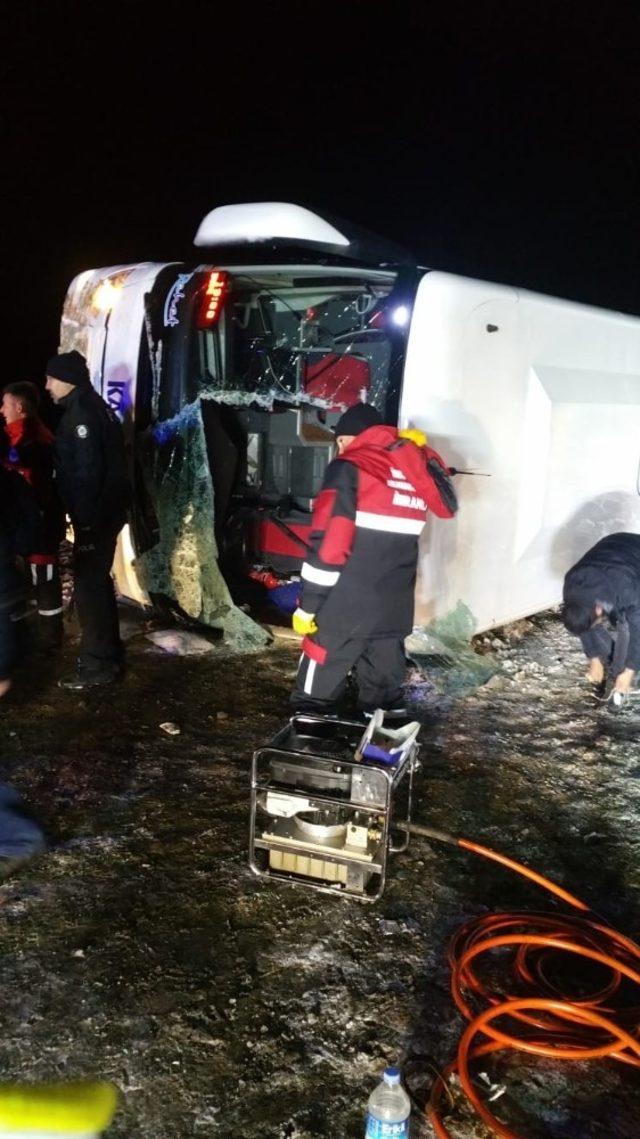 Sivas’ta otobüs devrildi: 3’ü ağır çok sayıda yaralı