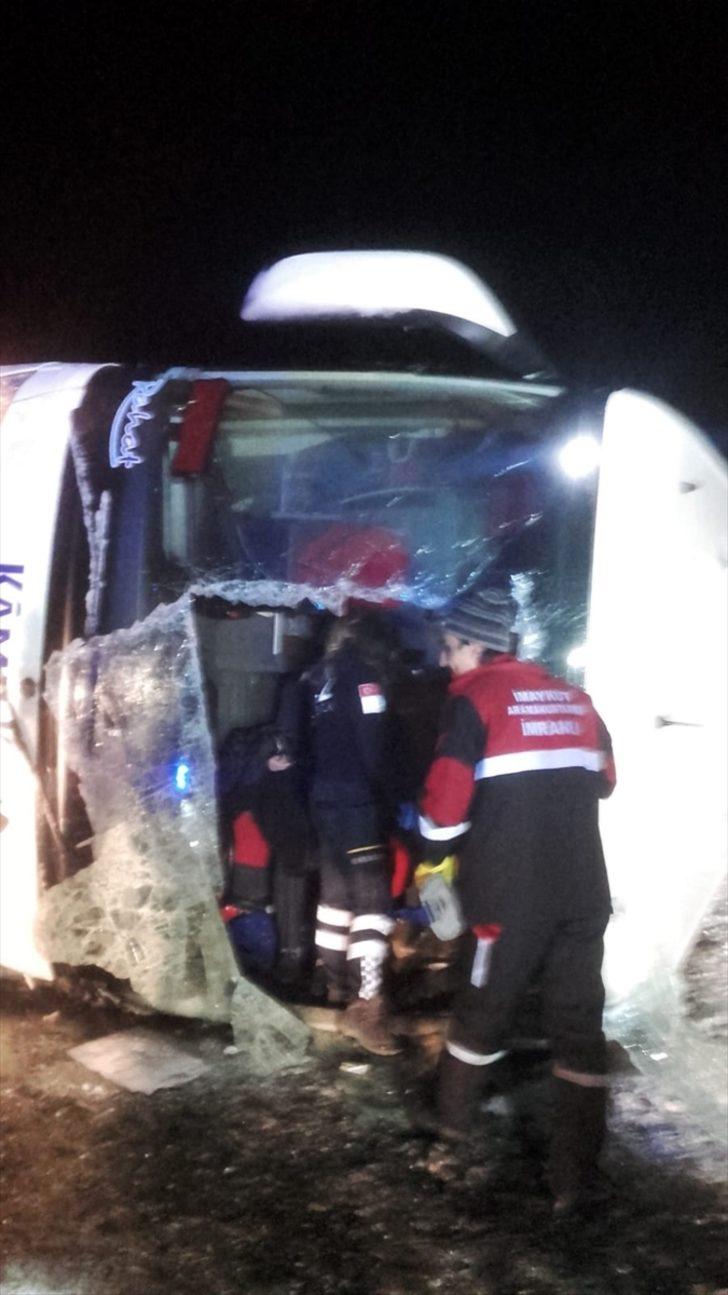 Son dakika: Sivas'ta yolcu otobüsü devrildi! Çok sayıda yaralı var  G4