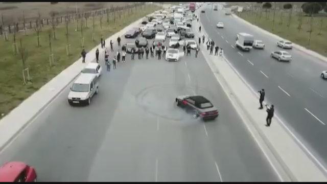 Lüks otomobilli düğün konvoyu yol kapatıp 