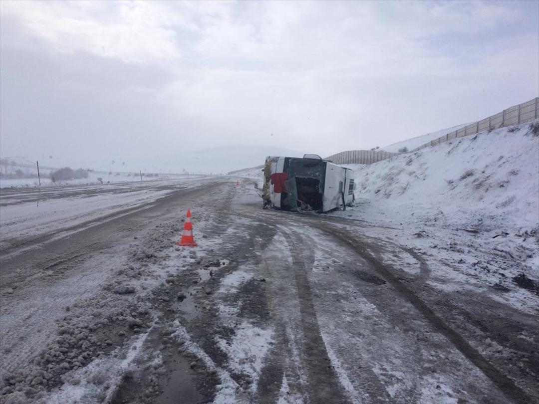 Son dakika: Sivas'ta yolcu otob&uuml;s&uuml; devrildi! &Ccedil;ok sayıda yaralı var 