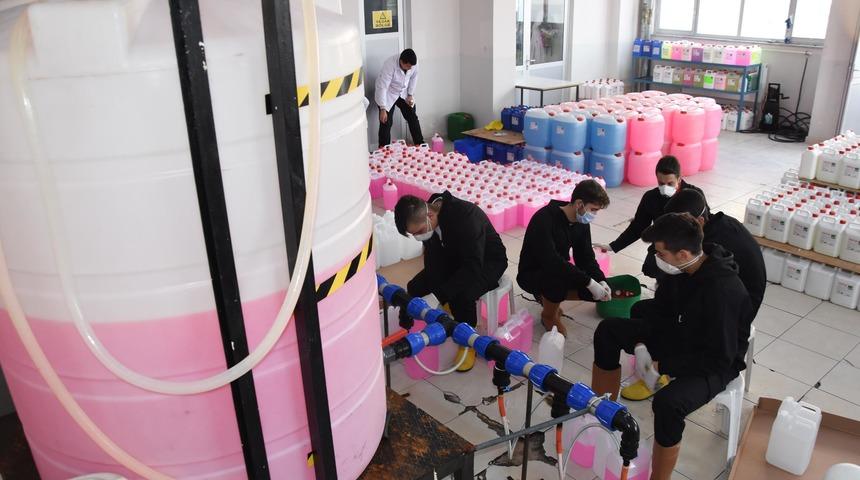 Fabrika gibi okulda; yılda 600 ton temizlik maddesi üretip resmi kurumlara satıyorlar