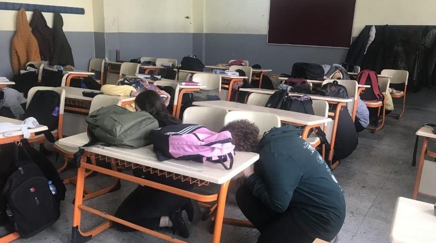 Cumhuriyet Ortaokulunda yapılan tatbikat gerçeği aratmadı