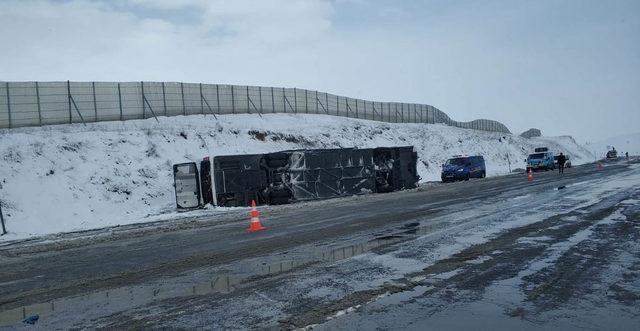 Sivas'ta yolcu otobüsü devrildi: 32 yaralı (2)