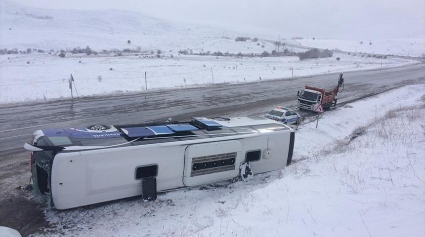 GÜNCELLEME - Sivas'ta yolcu otobüsü devrildi: 32 yaralı