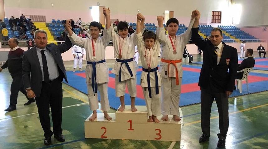 Karateciler okulları i&ccedil;in tatamiye &ccedil;ıktı