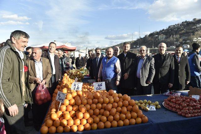 Başkana adayı tezgahın başına geçip satış yaptı