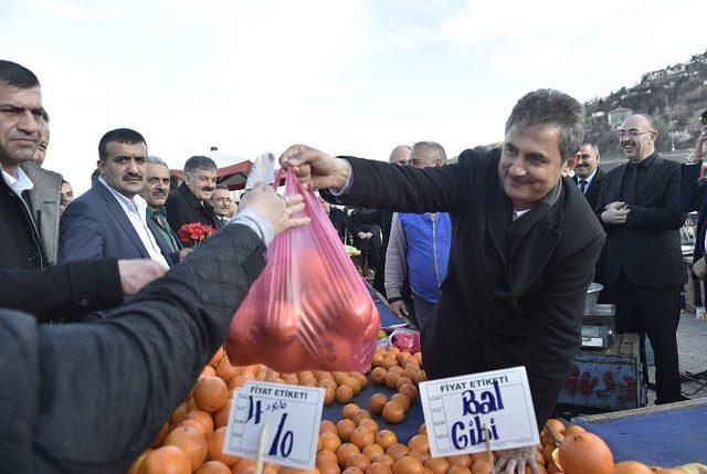 Başkana adayı tezgahın başına geçip satış yaptı