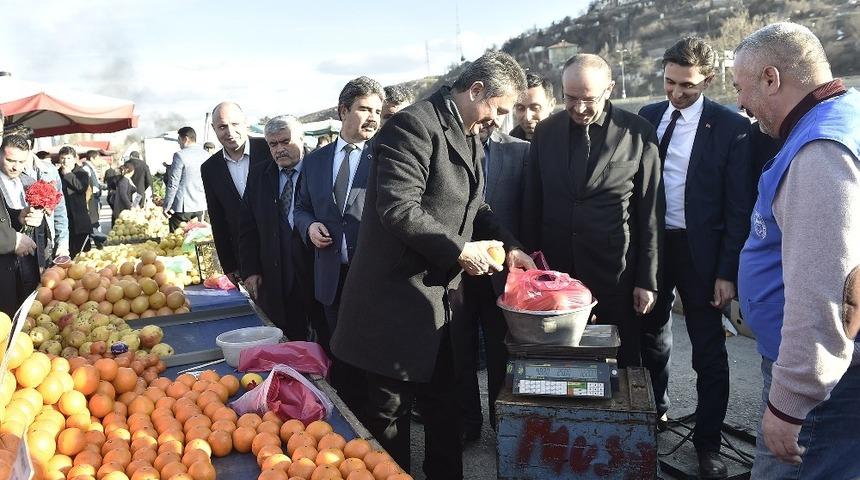 Başkana adayı tezgahın başına ge&ccedil;ip satış yaptı