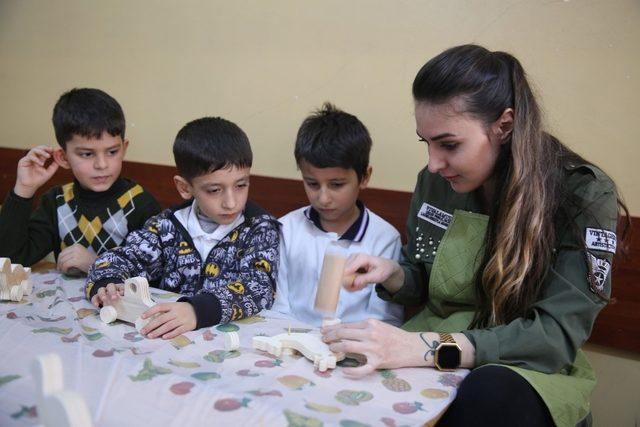 Çocuklar kendi oyuncağını kendisi yapıyor