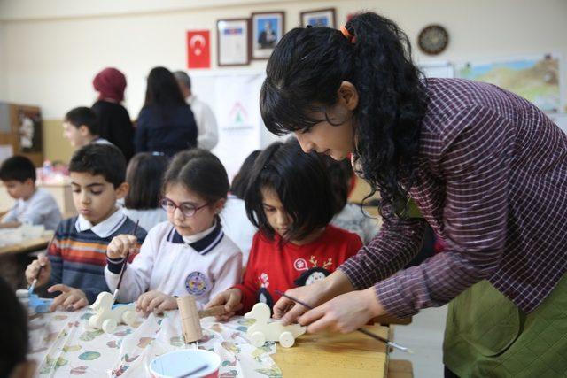 Çocuklar kendi oyuncağını kendisi yapıyor