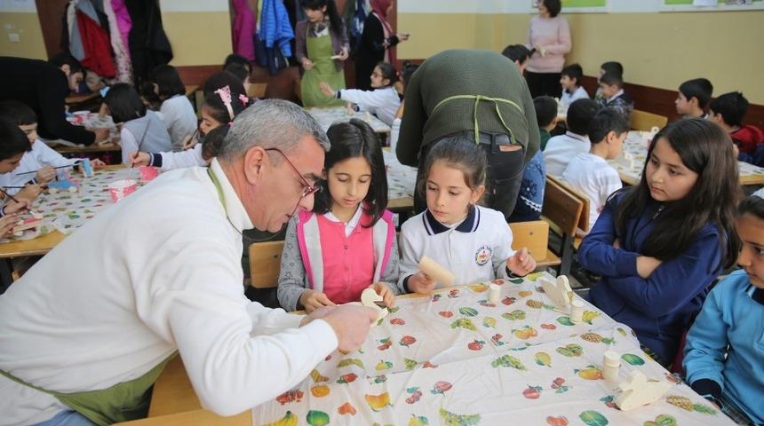 &Ccedil;ocuklar kendi oyuncağını kendisi yapıyor