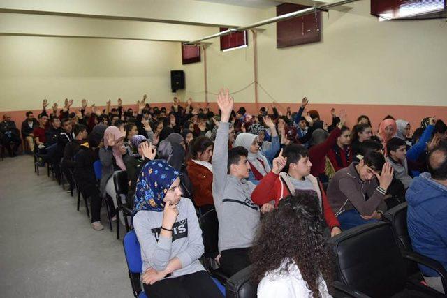 Aslanpa’da ’’Bilinçli Müslüman nasıl olunmalı’’ konulu konferans