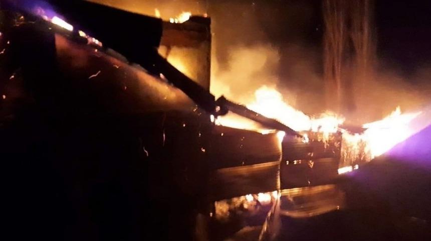 K&ouml;yde gece yarısı &ccedil;ıkan yangın korkuttu