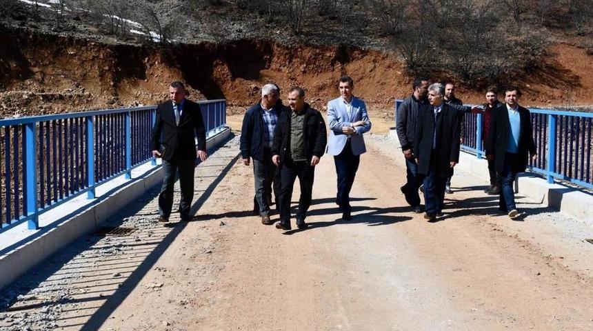 60 yıllık sorunu &ccedil;&ouml;zen k&ouml;pr&uuml;y&uuml; inceleyen Vali Sonel, "Zipline" yaptı