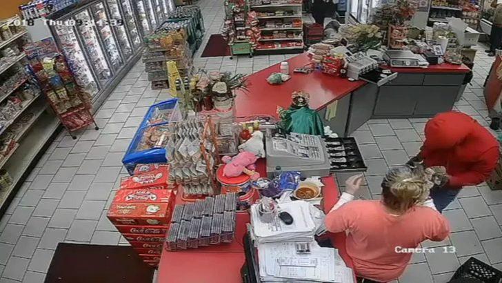 Bir anda pantolonu düştü! Kıyafetinin azizliğine uğrayan hırsızın sonu G2