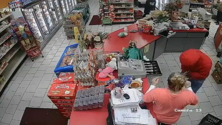 Bir anda pantolonu düştü! Kıyafetinin azizliğine uğrayan hırsızın sonu G1