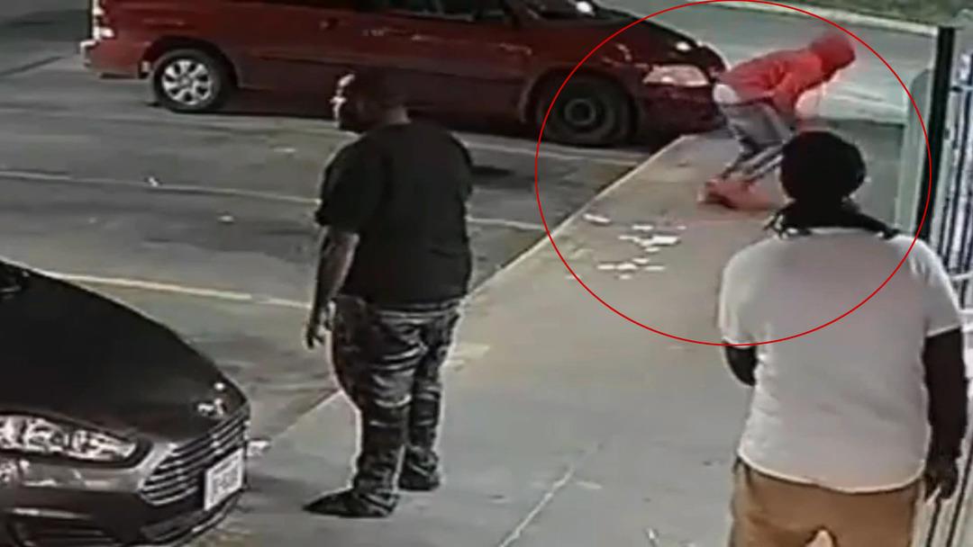 Bir anda pantolonu d&uuml;şt&uuml;! Kıyafetinin azizliğine uğrayan hırsızın sonu