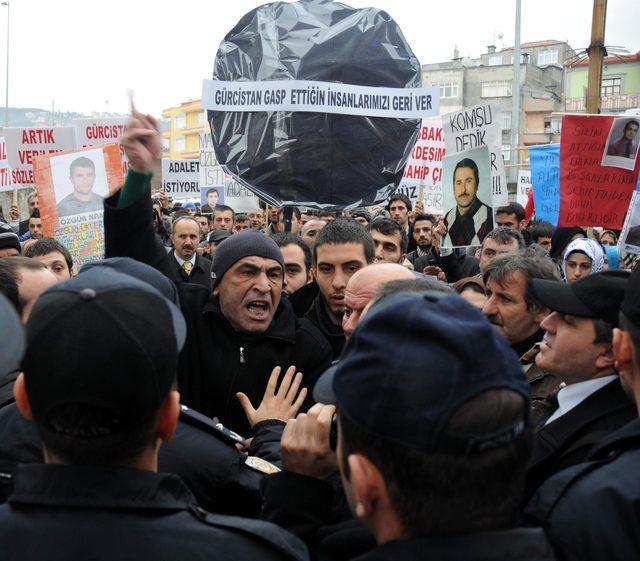 Eşi için yola çıktı; çeteyi çökertip, 70'e yakın Türk'ü cezaevinden kurtardı