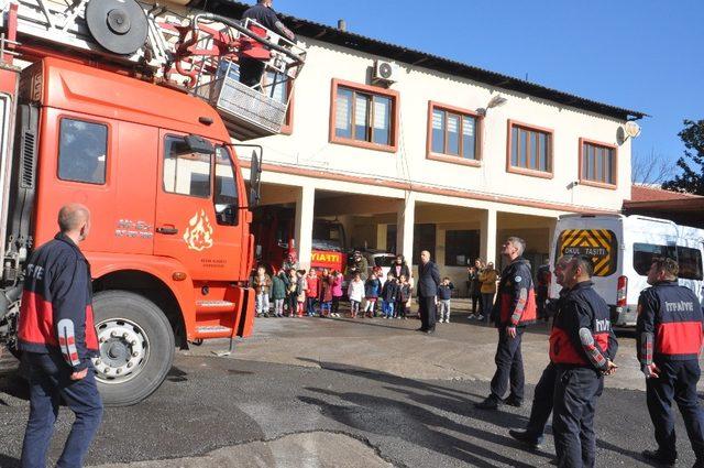 Anaokulu öğrencileri itfaiyeyi gezdi