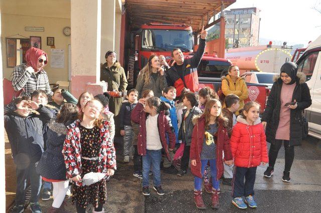 Anaokulu öğrencileri itfaiyeyi gezdi