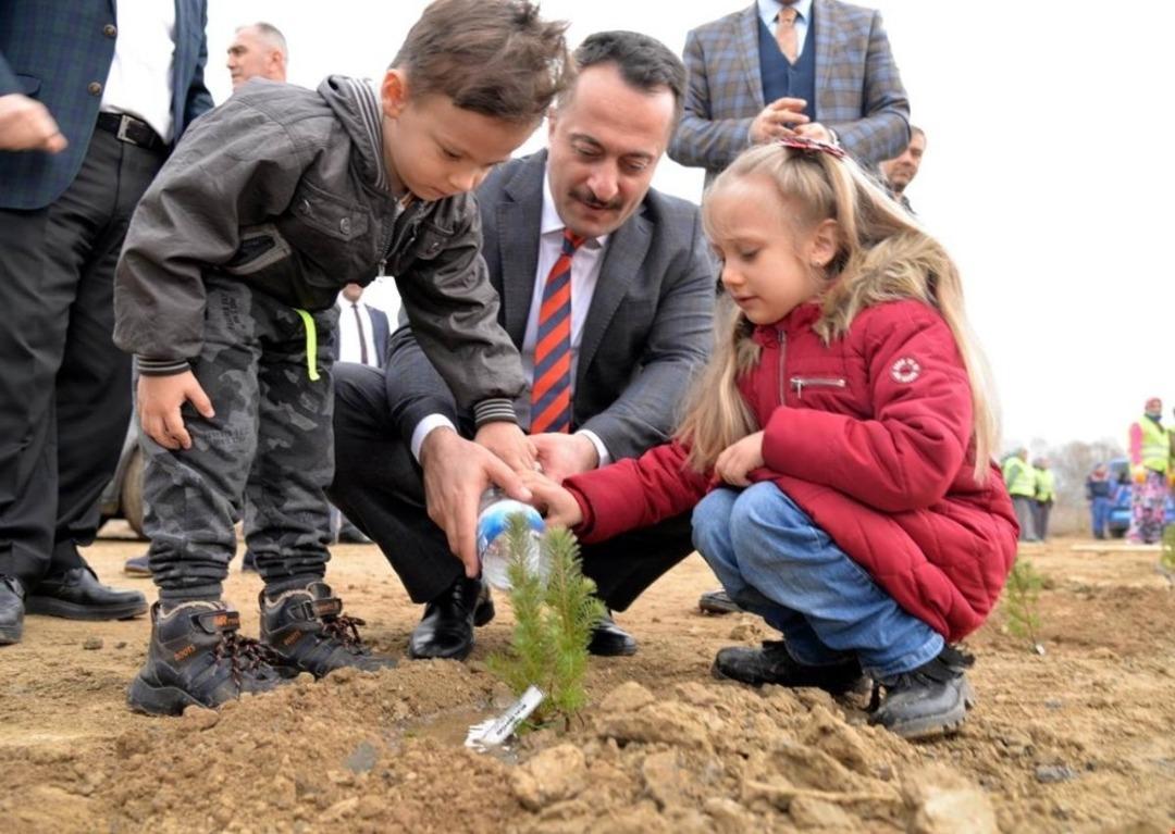 &Ccedil;ocukların isimleri bulunan 500 fidan toprakla buluştu