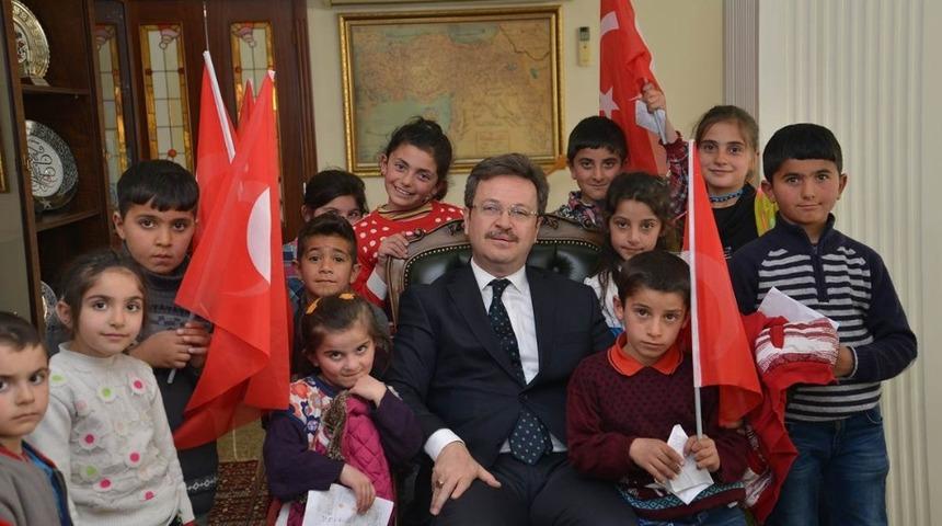 Minik y&uuml;reklerden Vali &Uuml;nl&uuml;&rsquo;ye ziyaret