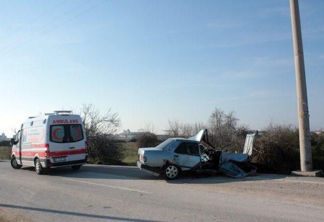 Otomobil aydınlatma direğine çarptı: 2 yaralı