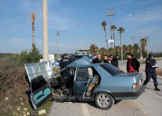 Otomobil aydınlatma direğine çarptı: 2 yaralı