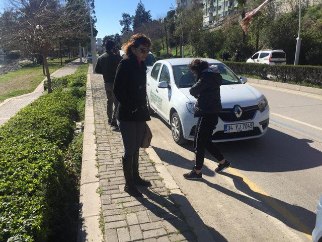 Fırtınada devrilen aydınlatma direği, otomobilin üzerine düştü