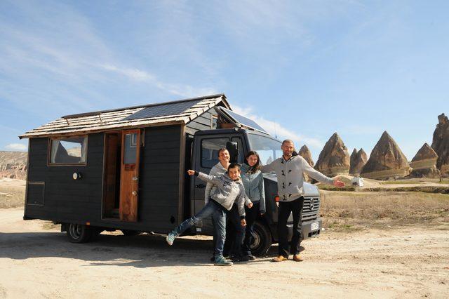 Fransız aile, ev görünümlü karavan ile dünya turuna çıktı