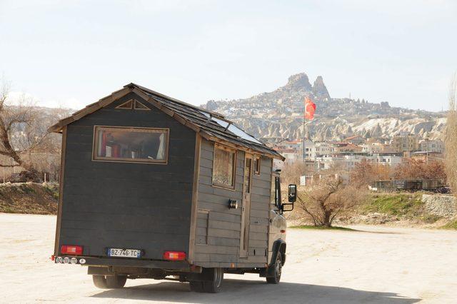 Fransız aile, ev görünümlü karavan ile dünya turuna çıktı