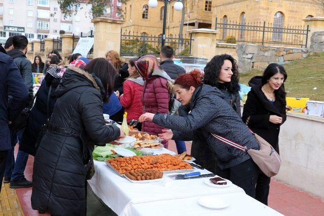 Okulları yararına kermes açtılar