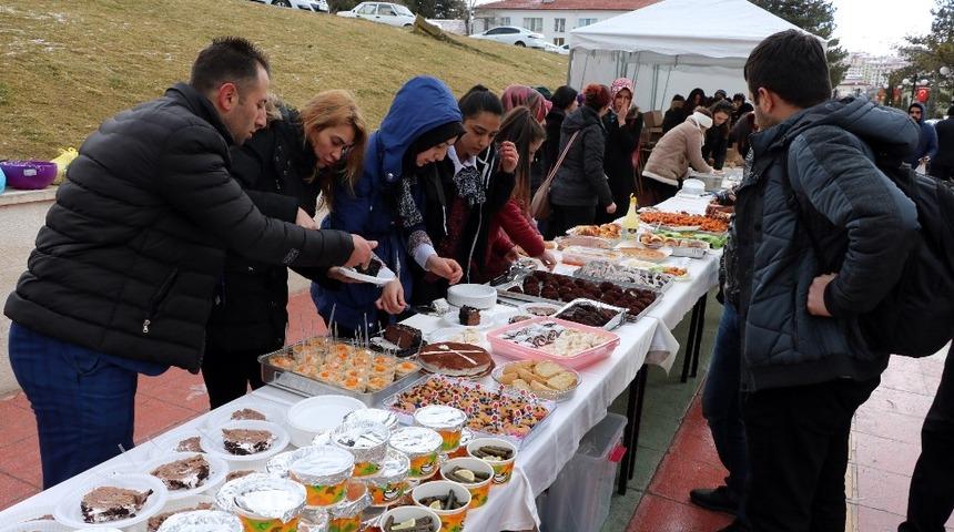 Okulları yararına kermes a&ccedil;tılar