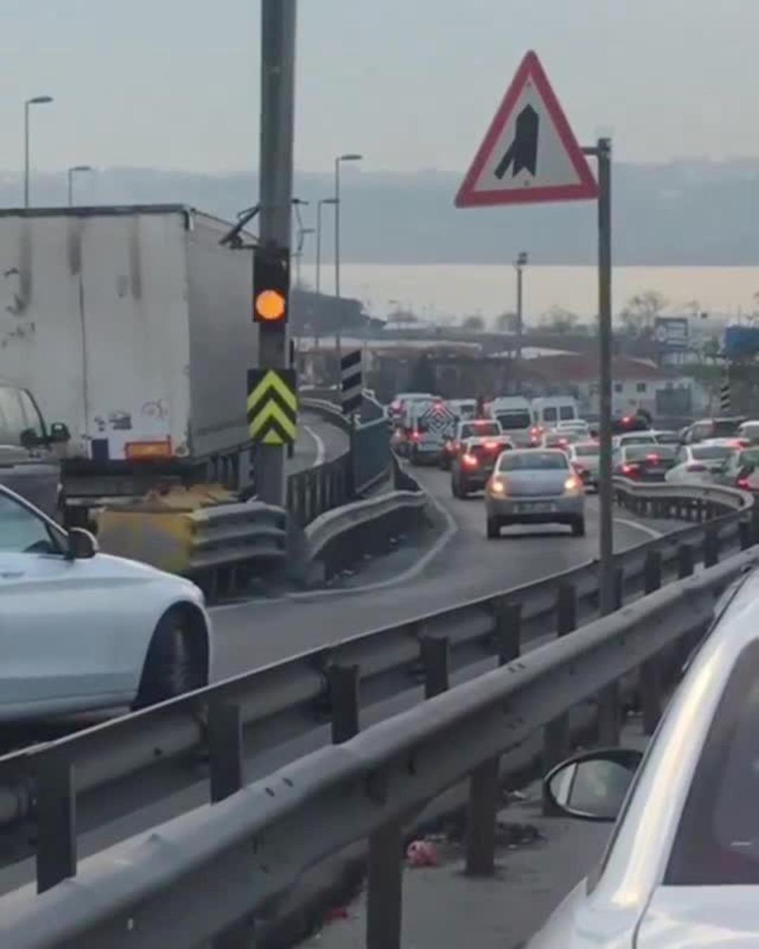 E-5'te trafik ter&ouml;r&uuml;: Trafiği g&ouml;r&uuml;p geri geri yola &ccedil;ıktılar 